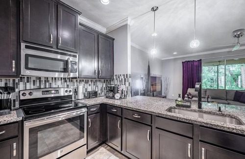 Bearss Plaza House | LUXURIOUS LIVING incl. Pool, Gym, Sauna, Jogging Trails & More
