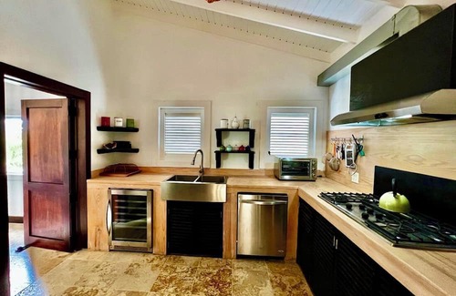 Mamora Bay Villa | Villa Annalibe–Oceanfront 5-Bedroom Villa with Pool near English Harbour Antigua