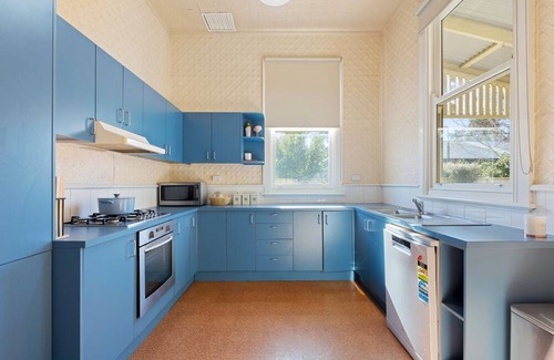 Mansfield House | The Parade - Mansfield - Sleeps 8