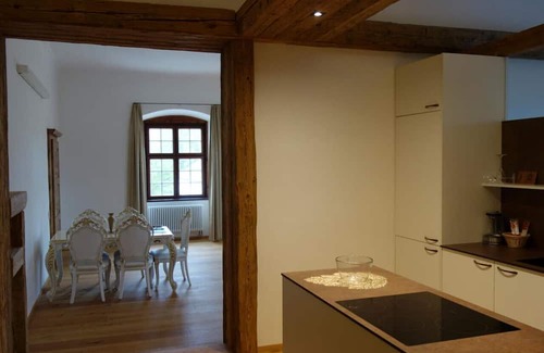 Aurolzmunster Apartment | Versailles Royal Suite 4 Guests|Breakfast Included