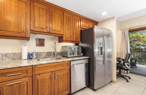 Historic Kailua Village Condo | Kona Plaza 301, Ocean Views and Renovated