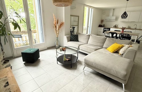 Marsillargues Apartment | Le Hugo F3 in maison de maître - Charm & conviviality close to town and beaches