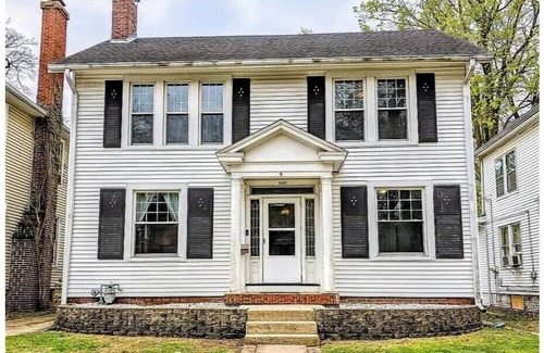 Decatur House | Historic Charming 4BR on the WestEnd near Millikin