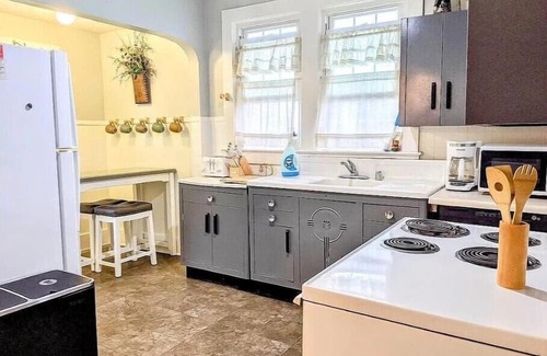 Decatur House | Historic Charming 4BR on the WestEnd near Millikin