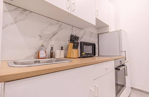 Funfhaus Apartment | Group-Friendly 4BR | Close to Westbahnhof