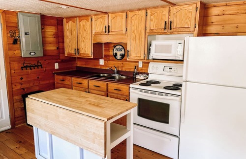 Goshen Cottage | Quiet Fundy Cabin Getaway - Hot Tub Retreat - Dog Friendly Escape - 25k to Fundy