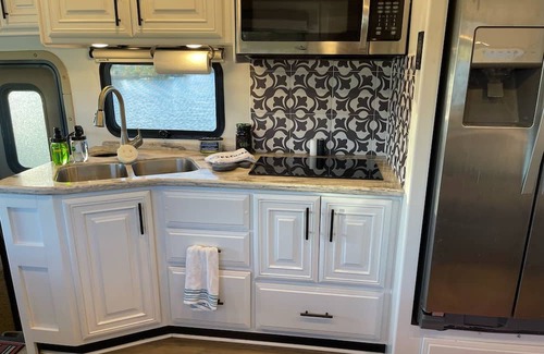Lexington House | Luxurious 5BD 2BA Class A RV Thor Experience @ KHP