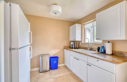 Corbett - Terwilliger - Lair Hill Apartment | Sunny Urban Oasis | Steps from OHSU & Downtown