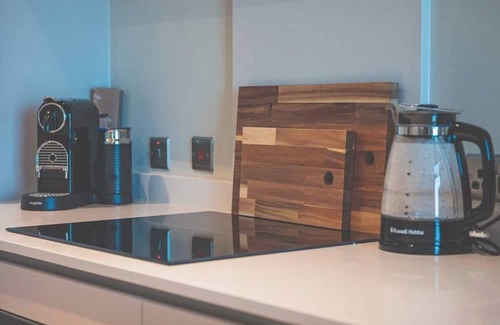 The Docks Apartment | 2 Bed Apt, Balcony, Smart TV in every room!