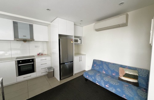 Carlton South Apartment | Large City Apartment for 6 Guests | Melbourne CBD | Free Wi-Fi & On Site Parking