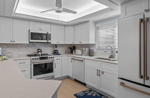 Sanibel Condo | Corner Condo with 180° Gulf Views + Beach Access | Sundial R-206