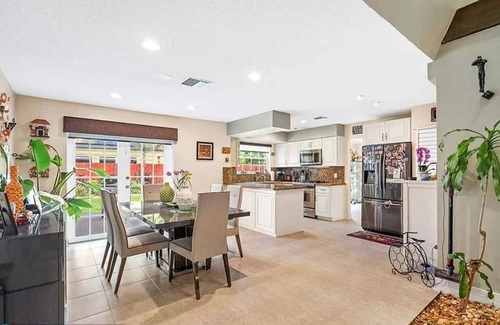 Cooper City House | 4-bedroom house in delightful Cooper City with Indoor Atrium, Fitness room, Pool