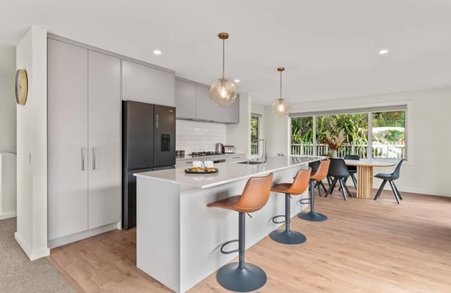 Nukuhau House | Penny Haven - Lake & Mt Tauhara views, family friendly