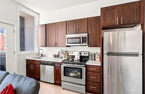 West Poplar House | 4BR - BSL Subway - Steps to Met - Family Friendly