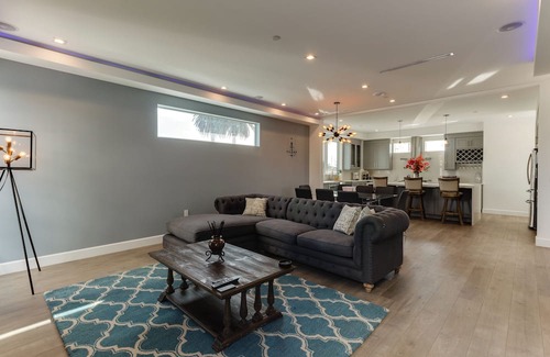 McManus House | Culver City Modern Masterpiece with Rooftop deck