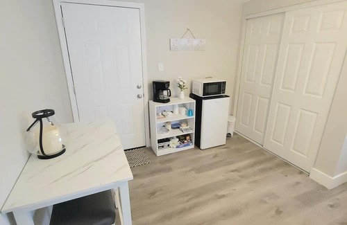 Lakeland Apartment | Charming 1 bed suite with AC and WiFi in Lakeland