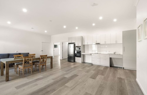 Goodna House | 5 Guest 3 Bed,3 Bath Free Parking, wifi, patio