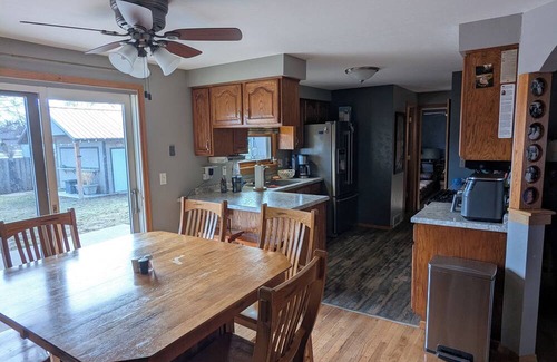 Ashwaubenon House | 3-bedroom house in peaceful Green Bay with AC, WiFi
