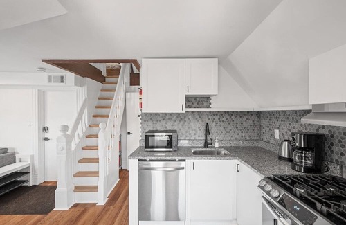 Shadyside Apartment | Shadyside/Pittsburgh, Modern & Unique 1 Bedroom with Free Parking