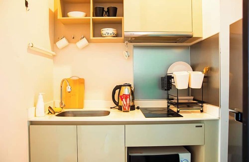 Khlong Tan Nuea Apartment | Modern 1BR Haven with Pool, Gym, and Sauna