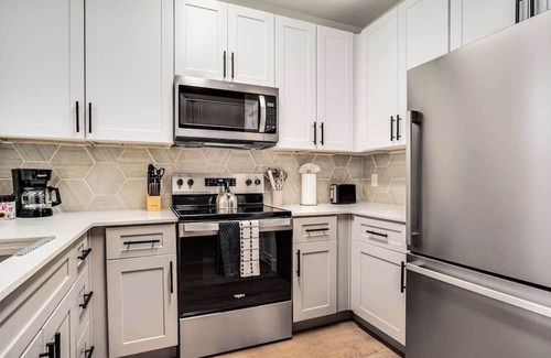 Glendale Sports and Entertainment District Apartment | Boulevard Stays 1BR by Stadium Pool, Parking, Gym 09