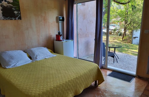 Vagnas Bed & Breakfast | Chambre BAMBOU with terrace, private entrance, swimming pool and parking lot