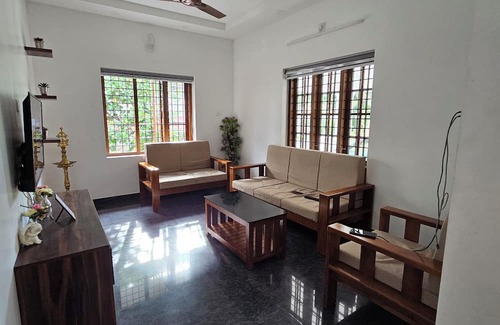Kochi House | Family friendly 4 bedrooms with airconditioners, spacious, fully equipped house.