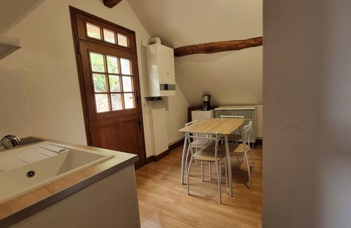 Saint-Julien-de-Chedon Apartment | 5-person apartment with terrace, garden access, pet-friendly garage.
