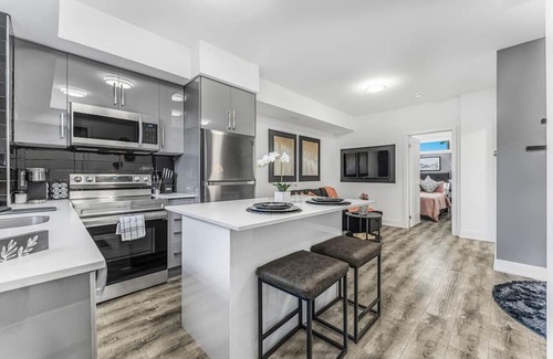 Niagara Falls Apartment | NEW Stylish 1BR wBBQ | Close to Falls | Sleeps 4!