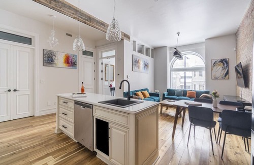 Plateau Mont Royal Apartment | Galeria Duo: Spacious 7-Bedroom Retreat in the Heart of Montreal
