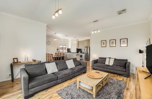 Allenby Gardens House | Spacious, centrally located, well-appointed four-bedroom home with office.