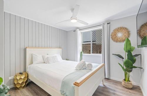 Torquay Apartment | Oaklight on Truro - Steps to Torquay Beach and Dining