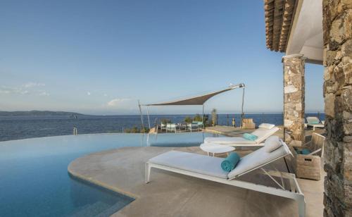 Saint-Tropez Cabin | Water's Edge