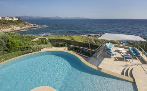 Saint-Tropez Cabin | Water's Edge