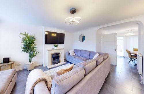 Biddenham House | Ranworth House - Holiday home in Bedford Sleeps 5
