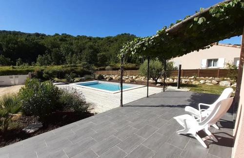 Salavas Villa | Villa elegante proche Salavas avec piscine privee
