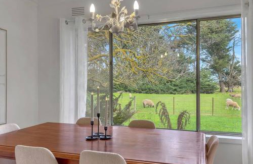 Romsey House | 'Hawthorn Park' Farm Homestead in Macedon Ranges