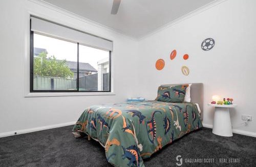 Shepparton South House | Shepparton Escape: Chic 3BR near Lake