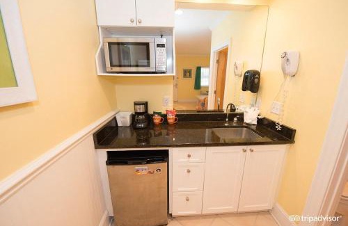 Atlantic Beach Apartment | Island Inn of Atlantic Beach - King Suite Unit 108