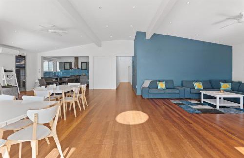 Toowoon Bay House | MODERN BEACH MANSION / 2 MINUTES FROM WATER