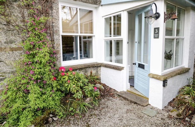 3 TOWER VIEW, family friendly, character holiday cottage in Lindale
