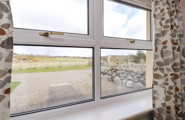 HEREFORD COTTAGE, pet friendly, with hot tub in Dalbeattie