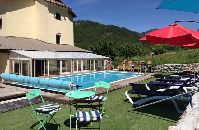 Entire villa sleeps 27, 2 pools 45 minutes from Nice