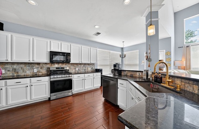 San Antonio Oasis Hot Tub & Pool Access 4 Bedroom Home