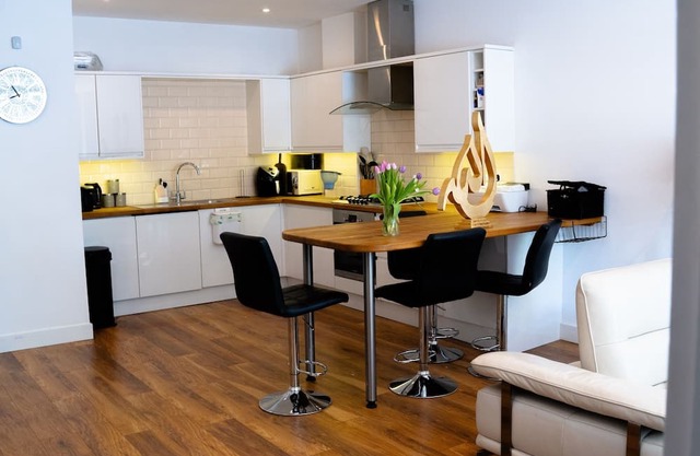 Cleave House - Stylish & Chic 3 Bed House Mins From Central London