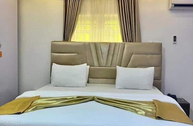 White Chase Hotel and Suites