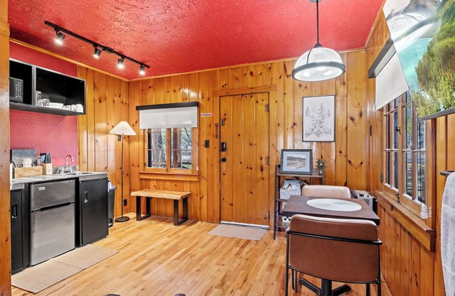 Timber Lodge Cabin 18