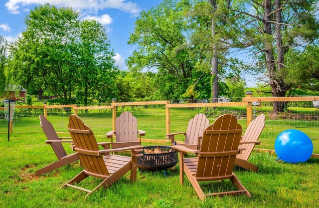The Groovy Getaway close to James River - Trails