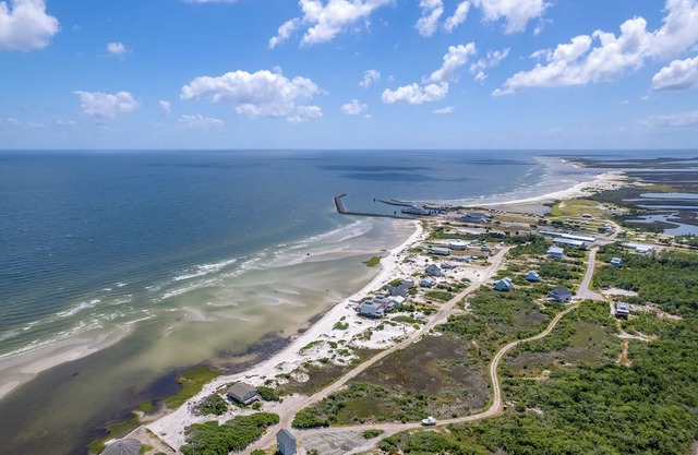 Charming Beachfront Coastal Retreat with Panoramic Sound Viewsn