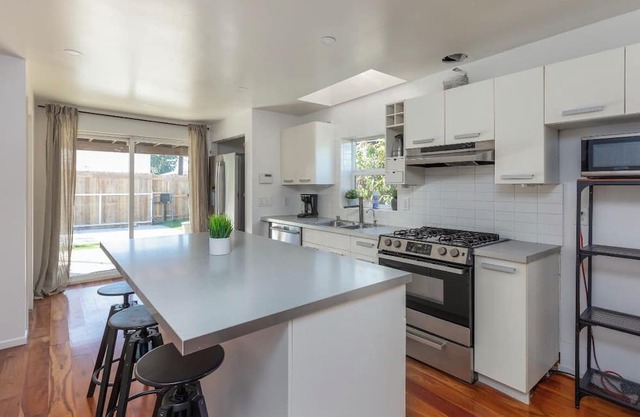 Charming 2-bedroom house in fabulous San Diego with Yard